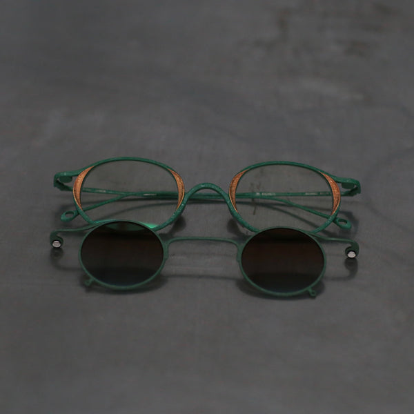 Rigards x ZIGGY CHEN RG1943ZC Titanium Magnetic Clip-On Sunglasses. RG-RG1943ZC-BLQTKTMQTL. Dark green bronze frame with dark green frame, transparent lenses, and bronze blue lenses.